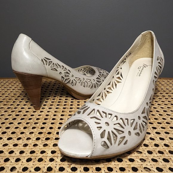 Mariana by GOLC - Women's leather, peeptoe heel - cream with cutout design - Picture 3 of 10